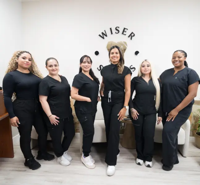 El equipo dental de Wiser Smiles en la oficina de Oakland Park
